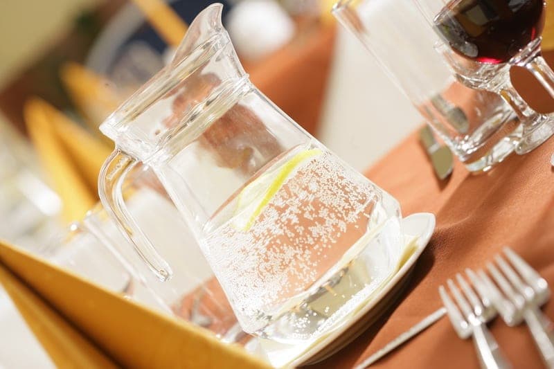 Obiady weselne w Restauracji Grand Felix — stół przygotowany na przyjęcie